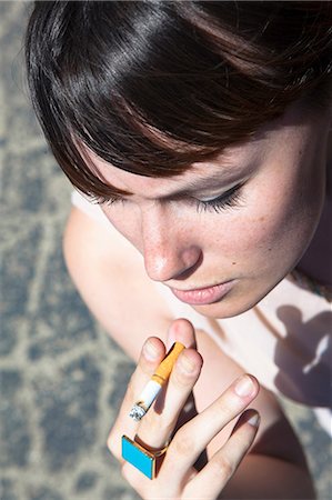 simsearch:400-04035704,k - Young woman smoking Fotografie stock - Premium Royalty-Free, Codice: 614-08874090