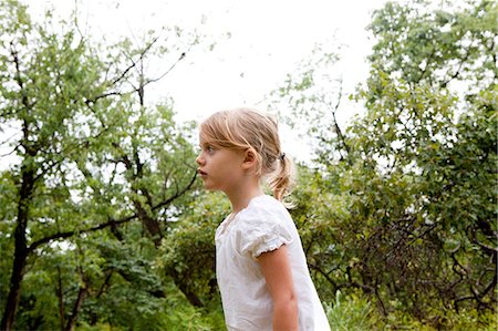 effrayé - Little girl amongst trees Photographie de stock - Premium Libres de Droits, Code: 614-08874101