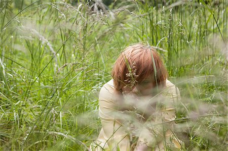 simsearch:614-08874225,k - Young woman hiding in grass Foto de stock - Sin royalties Premium, Código: 614-08874223