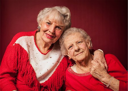 simsearch:614-08884947,k - Two senior women hugging Foto de stock - Royalty Free Premium, Número: 614-08874234