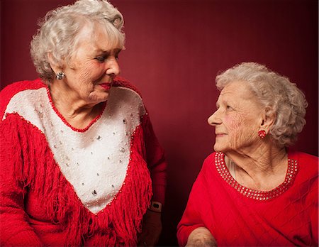 simsearch:614-08884947,k - Two senior women looking at each other Foto de stock - Royalty Free Premium, Número: 614-08874235