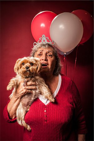 simsearch:614-08884947,k - Senior woman holding dog and wearing a tiara Foto de stock - Royalty Free Premium, Número: 614-08874239