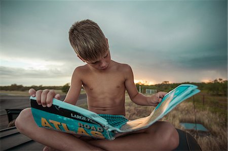 Boy looking at atlas Photographie de stock - Premium Libres de Droits, Code: 614-08874341