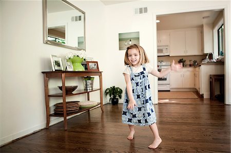 simsearch:614-05819064,k - Little girl dancing at home Stockbilder - Premium RF Lizenzfrei, Bildnummer: 614-08874355
