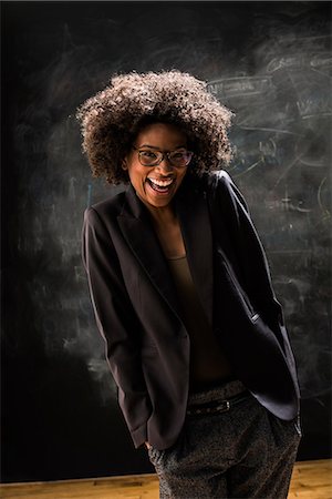 spotlight portrait - Casual businesswoman by blackboard Photographie de stock - Premium Libres de Droits, Code: 614-08874385
