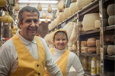simsearch:841-05848425,k - Man and woman in cheese shop Foto de stock - Royalty Free Premium, Número: 614-08874427