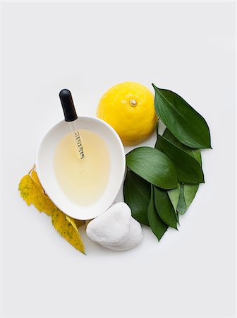 food pipette - Fresh lemon juice in bowl with bay leaves and lemon slice Stock Photo - Premium Royalty-Free, Code: 614-08874591