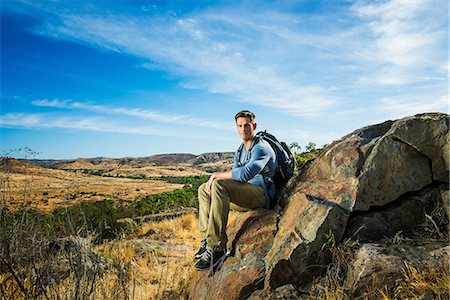 simsearch:614-08872736,k - Male hiker sitting on rock Photographie de stock - Premium Libres de Droits, Code: 614-08874631