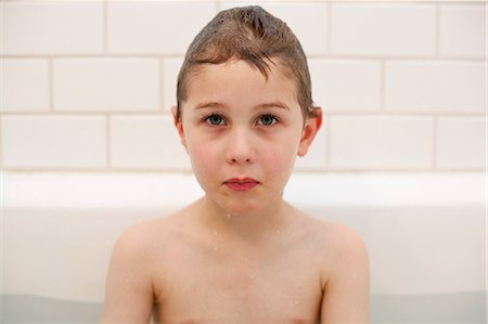 Boy with sad face immersed in bathtub Foto de stock - Sin royalties Premium, Código: 614-08874795