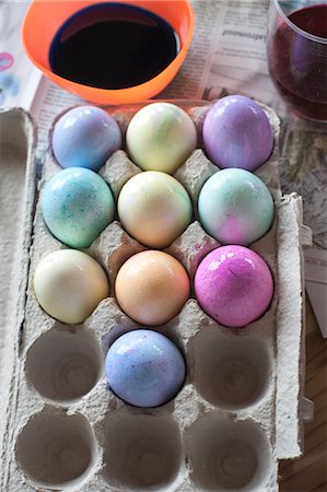 peindre les oeufs de pâques - Coloured eggs in tray Photographie de stock - Premium Libres de Droits, Code: 614-08874826