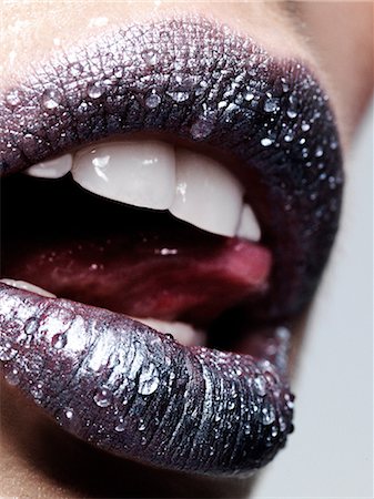 Water droplets on young woman in purple lipstick, close up Foto de stock - Sin royalties Premium, Código: 614-08874936