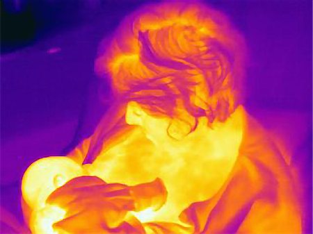 Mature woman breastfeeding newborn son, thermal image Foto de stock - Sin royalties Premium, Código: 614-08874931