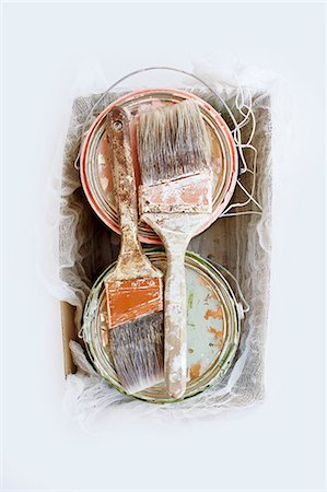 stringing - Still life of paint brushes and tins in shoe box Photographie de stock - Premium Libres de Droits, Code: 614-08874964