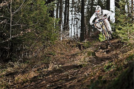 simsearch:614-08874979,k - Mountain biker riding down forest track Fotografie stock - Premium Royalty-Free, Codice: 614-08874986