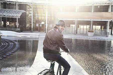 simsearch:6113-08171317,k - Mid adult man enjoying bike ride in city Stock Photo - Premium Royalty-Free, Code: 614-08875108