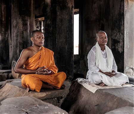 simsearch:700-00768532,k - Senior and young monk meditating in temple in Angkor Wat, Siem Reap, Cambodia Photographie de stock - Premium Libres de Droits, Code: 614-08875185