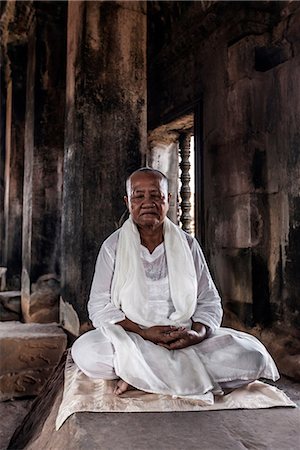 simsearch:700-00768532,k - Senior buddhist monk meditating in temple in Angkor Wat, Siem Reap, Cambodia Photographie de stock - Premium Libres de Droits, Code: 614-08875186