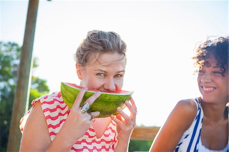simsearch:649-07905189,k - Young woman eating watermelon, portrait Photographie de stock - Premium Libres de Droits, Code: 614-08875216