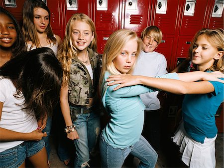 Girls posing in school locker room, portrait Foto de stock - Sin royalties Premium, Código: 614-08875245