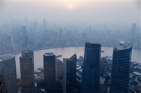 simsearch:841-05846168,k - High angle view of misty cityscape, Shanghai, China Foto de stock - Sin royalties Premium, Código: 614-08875269