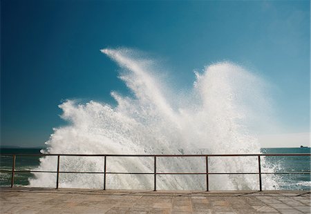 simsearch:693-03363627,k - Waves crashing against pier Foto de stock - Royalty Free Premium, Número: 614-08875318