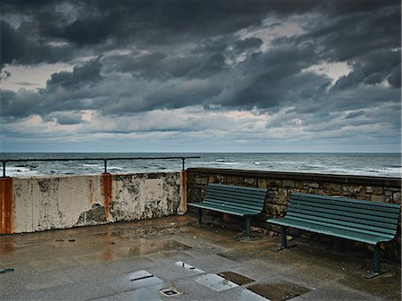 robin hood's bay - Two benches on end of pier on stormy day Fotografie stock - Premium Royalty-Free, Codice: 614-08875407