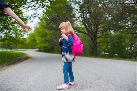 simsearch:614-08875430,k - Mother reaching out to hold daughter's hand Fotografie stock - Premium Royalty-Free, Codice: 614-08875419