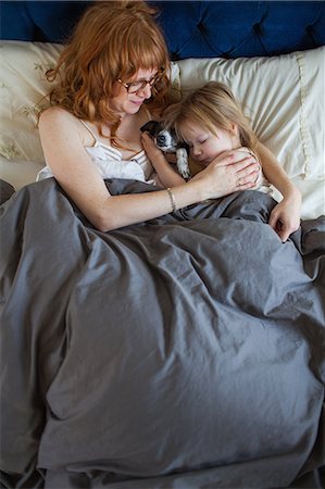 simsearch:614-08875430,k - Mother holding daughter as she sleeps Fotografie stock - Premium Royalty-Free, Codice: 614-08875427