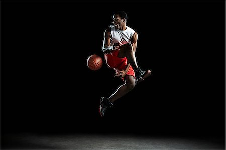 simsearch:649-03465522,k - Young male basketball player mid air Foto de stock - Sin royalties Premium, Código: 614-08875665