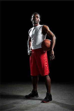 Studio shot of basketball player with ball Foto de stock - Sin royalties Premium, Código: 614-08875676