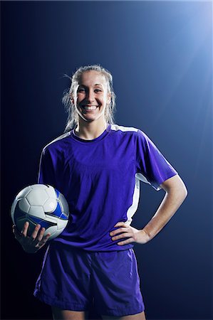 simsearch:614-08875702,k - Studio shot of female soccer player with ball Photographie de stock - Premium Libres de Droits, Code: 614-08875694