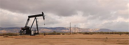 pozo de petróleo - Derricks in oil well, California Foto de stock - Sin royalties Premium, Código: 614-08875852