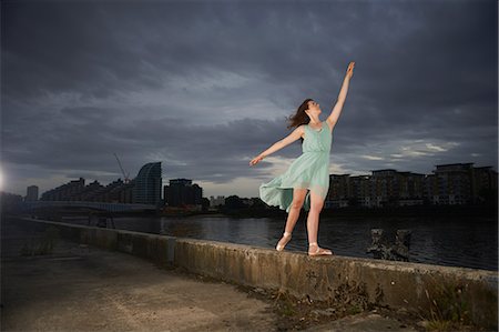 simsearch:614-08875951,k - Ballet dancer reaching upwards on wall Photographie de stock - Premium Libres de Droits, Code: 614-08875937
