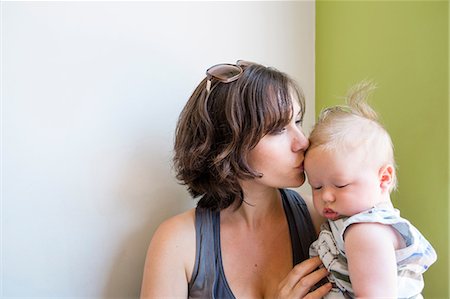 simsearch:614-03576718,k - Mother kissing baby's head Photographie de stock - Premium Libres de Droits, Code: 614-08875931