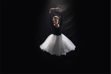 simsearch:614-08875951,k - Ballerina on black background Photographie de stock - Premium Libres de Droits, Code: 614-08875959
