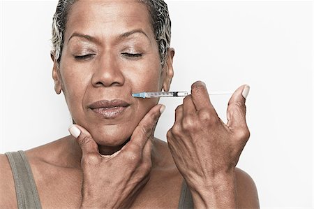 simsearch:614-08884947,k - Senior woman injecting herself with botox Foto de stock - Royalty Free Premium, Número: 614-08876072