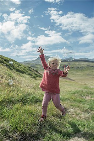 simsearch:614-06336302,k - Young girl running to catch bubbles Photographie de stock - Premium Libres de Droits, Code: 614-08876143