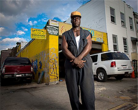 simsearch:649-07436665,k - Portrait of car mechanic standing outside garage Fotografie stock - Premium Royalty-Free, Codice: 614-08876162