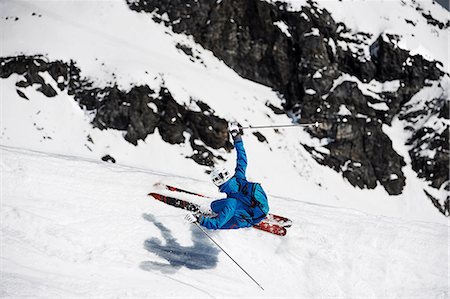 Overhead view of man skiing at speed down mountain Foto de stock - Sin royalties Premium, Código: 614-08876177