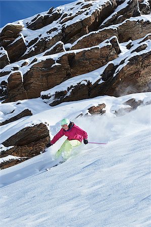 simsearch:614-08876215,k - Woman skiing downhill Foto de stock - Sin royalties Premium, Código: 614-08876197