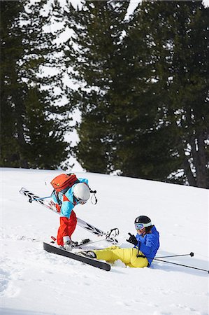 skier helmet - Skier helping another up Photographie de stock - Premium Libres de Droits, Code: 614-08876207