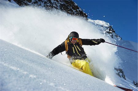 simsearch:614-08876215,k - Skier going downhill Foto de stock - Sin royalties Premium, Código: 614-08876215