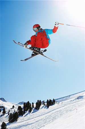 simsearch:614-08876215,k - Skier jumping in midair Foto de stock - Sin royalties Premium, Código: 614-08876219