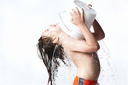 sin camisa - Child pouring water on themselves Foto de stock - Sin royalties Premium, Código: 614-08876277