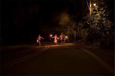 rebelde - Group of boys with fireworks at night, Destin, Florida, USA Foto de stock - Sin royalties Premium, Código: 614-08876315
