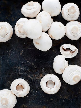 simsearch:614-06624594,k - White mushrooms on black background Stock Photo - Premium Royalty-Free, Code: 614-08876389