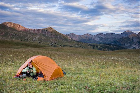 Woman camping, Hasley Basin, West Elk Mountains, Colorado, USA Foto de stock - Sin royalties Premium, Código: 614-08876559