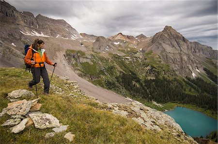 san-juan-gebirge - Woman hiking high in the Blues Lakes Basin in the San Juan Mountains, Mount Sneffels Wilderness, Colorado, USA Stockbilder - Premium RF Lizenzfrei, Bildnummer: 614-08876564