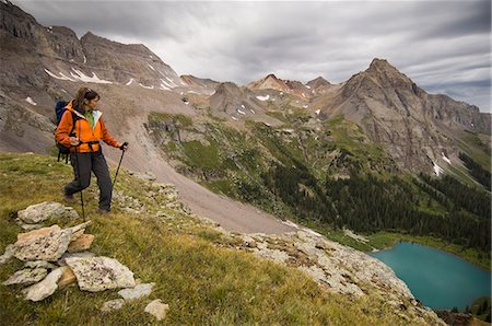 simsearch:614-08876558,k - Woman hiking high in the Blues Lakes Basin in the San Juan Mountains, Mount Sneffels Wilderness, Colorado, USA Fotografie stock - Premium Royalty-Free, Codice: 614-08876564