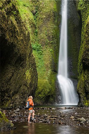 simsearch:614-08876561,k - Woman Hiking at the base of Oneonta Falls, Columbia River Gorge, Oregon, USA Foto de stock - Sin royalties Premium, Código: 614-08876561